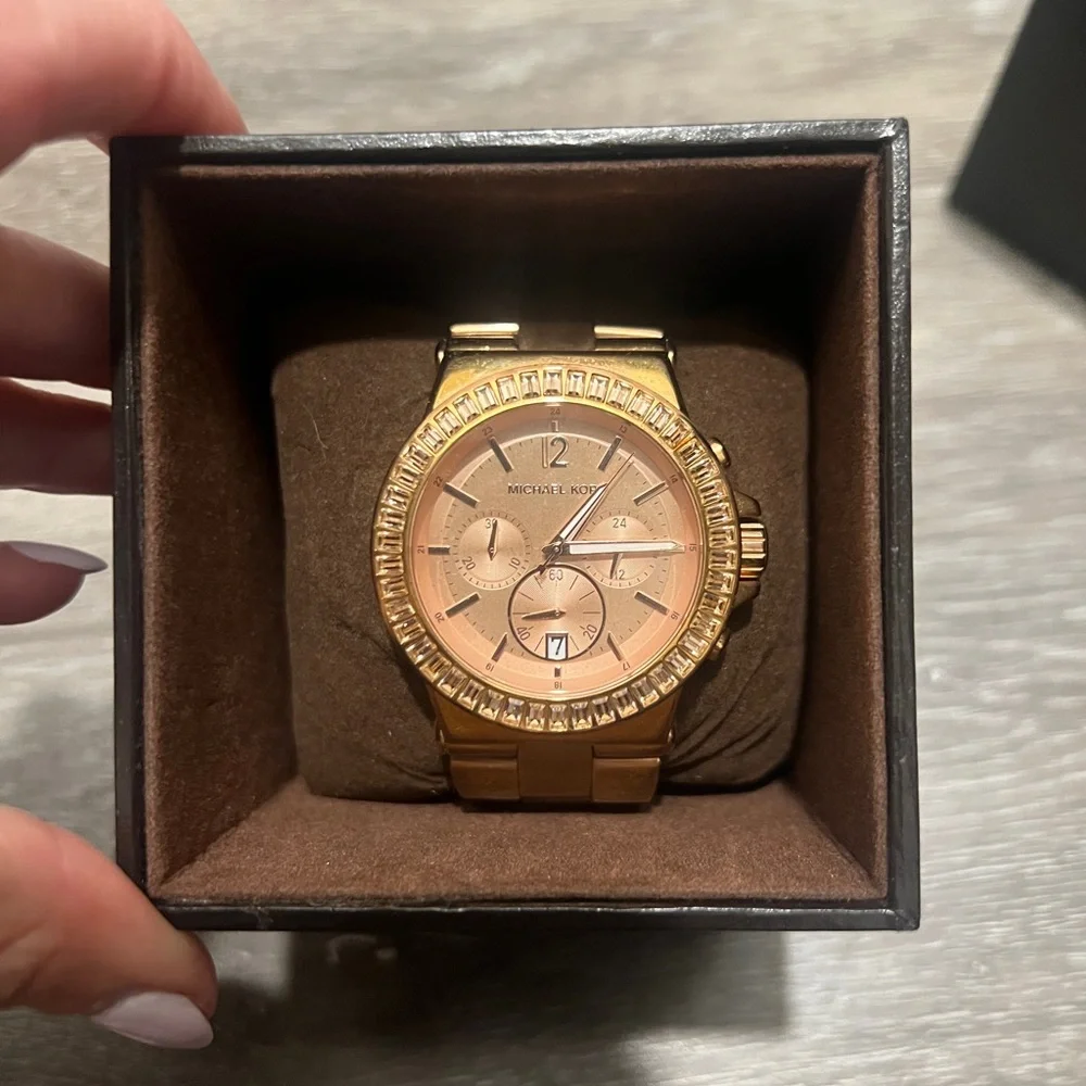 Michael Kors Rose Gold Women's Watch - Picture 2 of 6